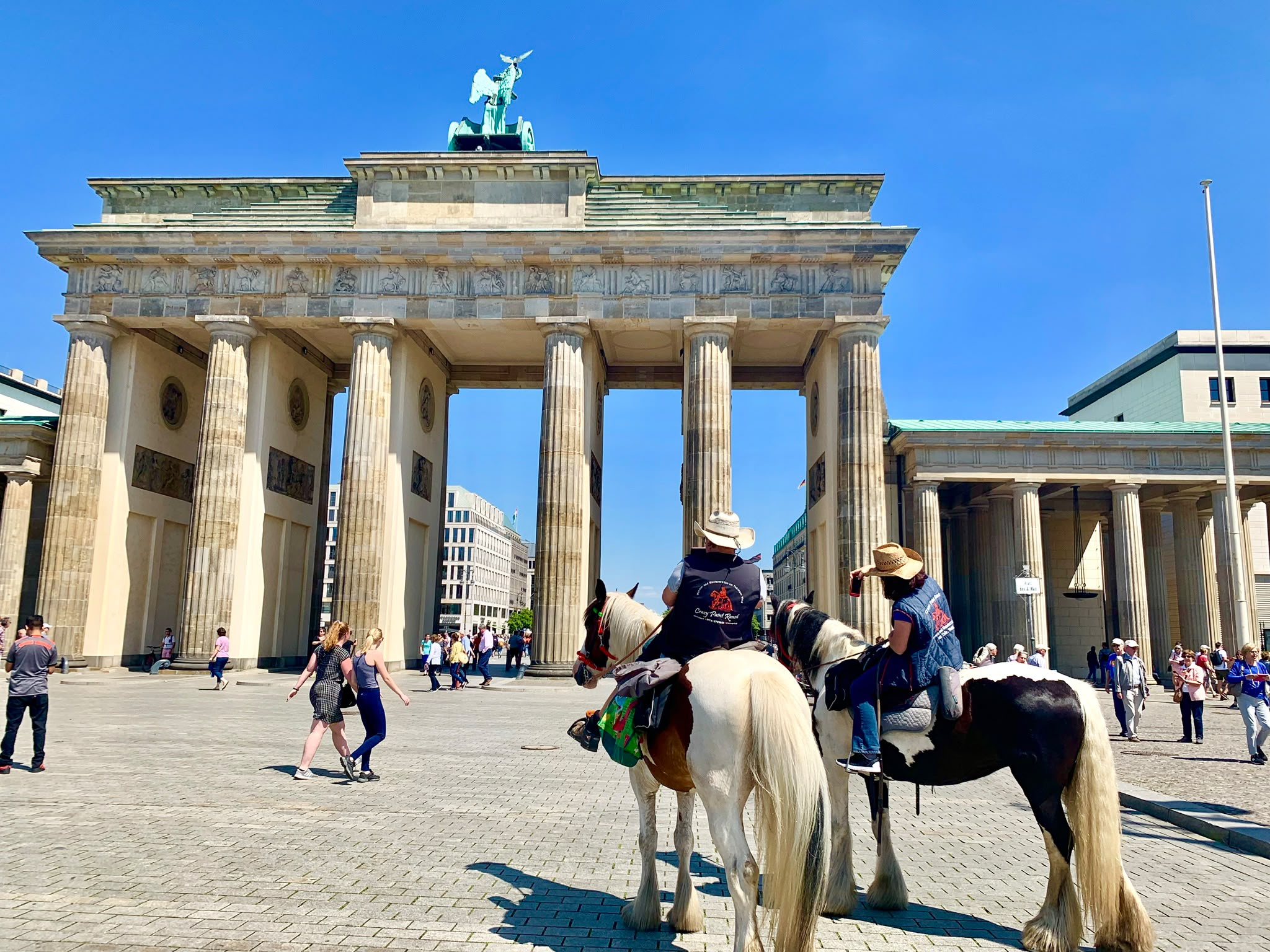 Puerta de Brandeburgo en Berlín con un cielo azul