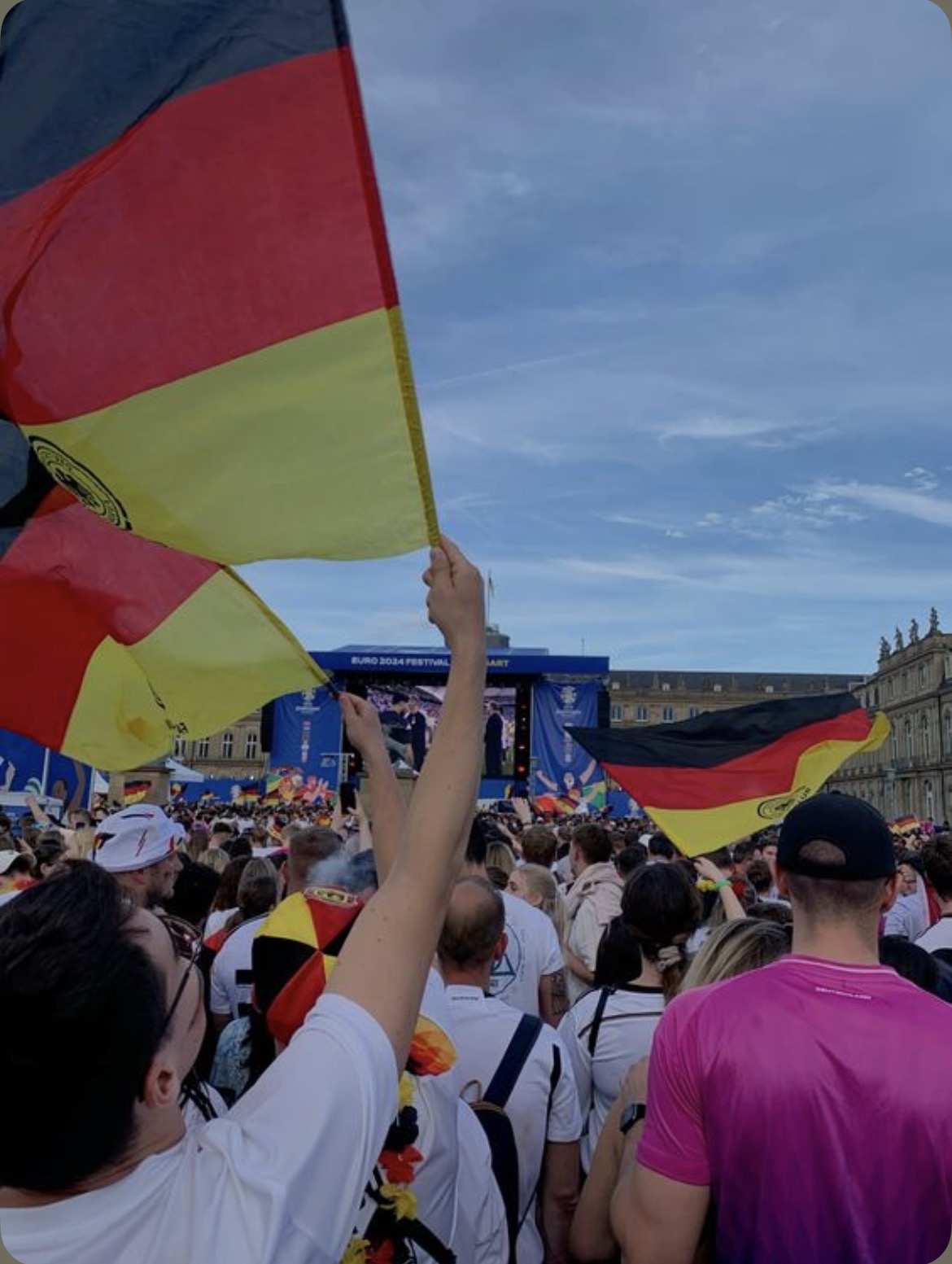 Aficionados con banderas de Alemania en un evento al aire libre